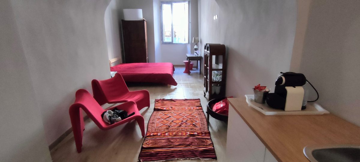 Soggiorno con poltrone di Casa Romana 121 A